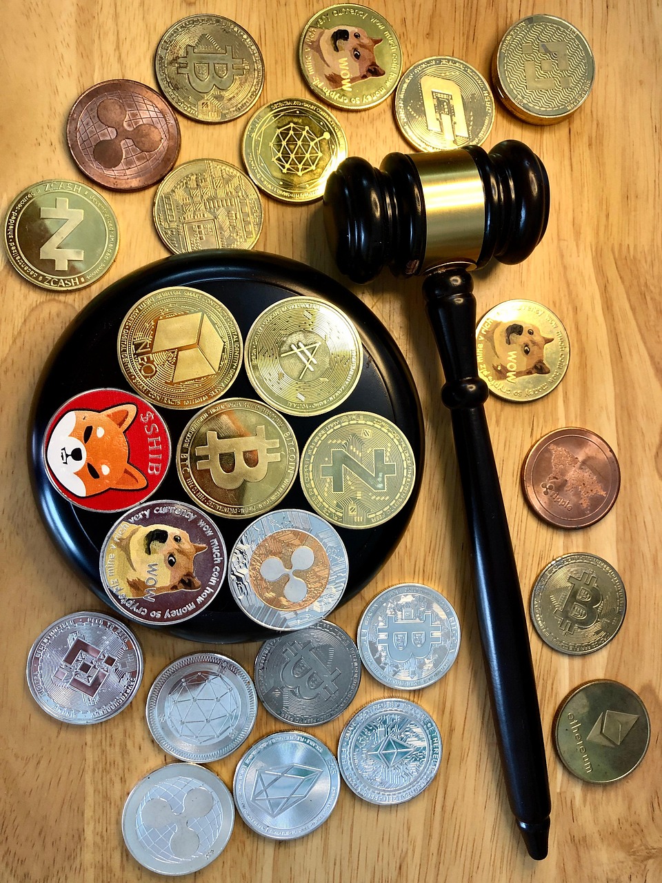 Martillo judicial sobre monedas de criptomonedas simbolizando la regulación y transparencia en la tokenización de oro con PAXG
