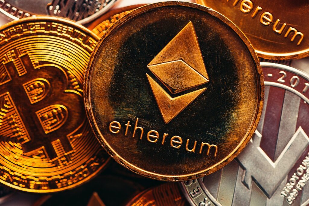 Monedas físicas de Ethereum y Bitcoin representando la evolución del ecosistema blockchain y las criptomonedas